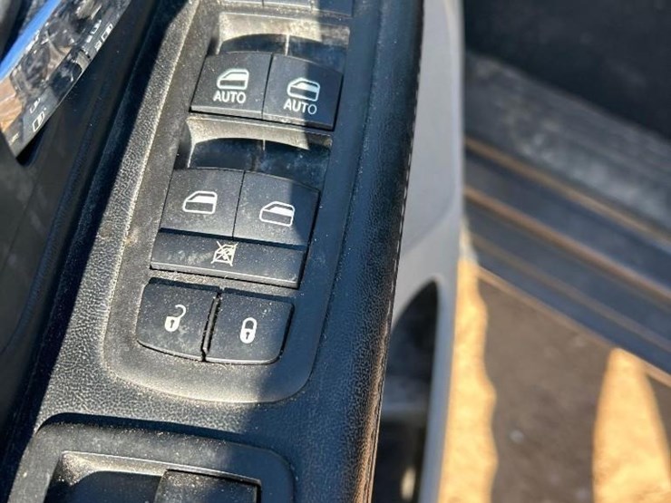 2016-chrysler-town-&-country-image-36