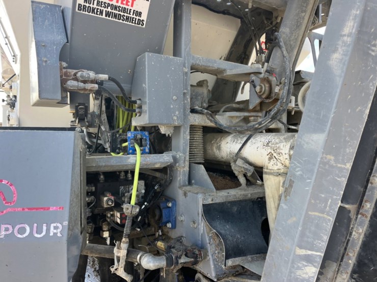 2020-freightliner-114sd-image-20