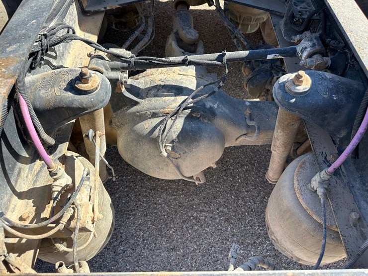 2010-peterbilt-384-image-7