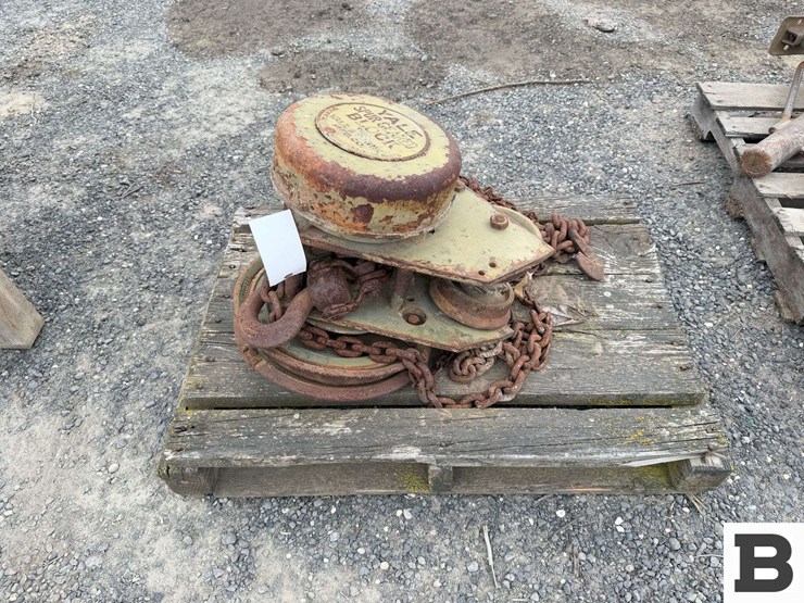 yale-super-geared-black-image-1