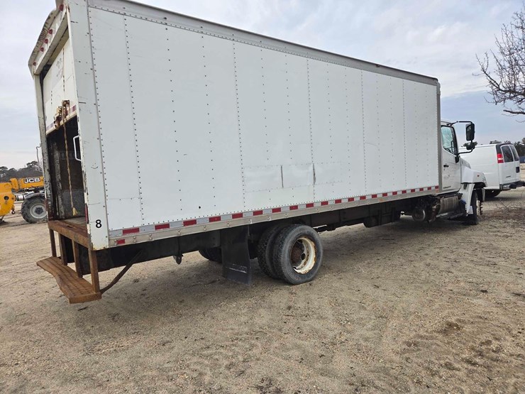 2016-hino-268-image-3