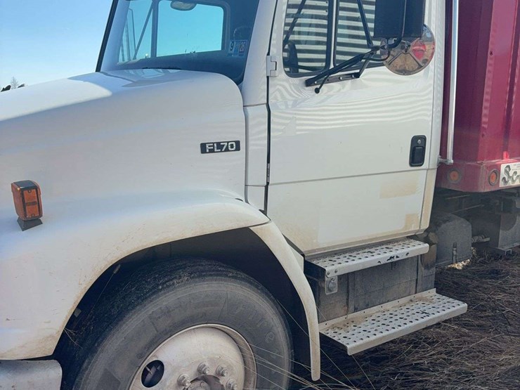 2004-freightliner-fl70-image-5