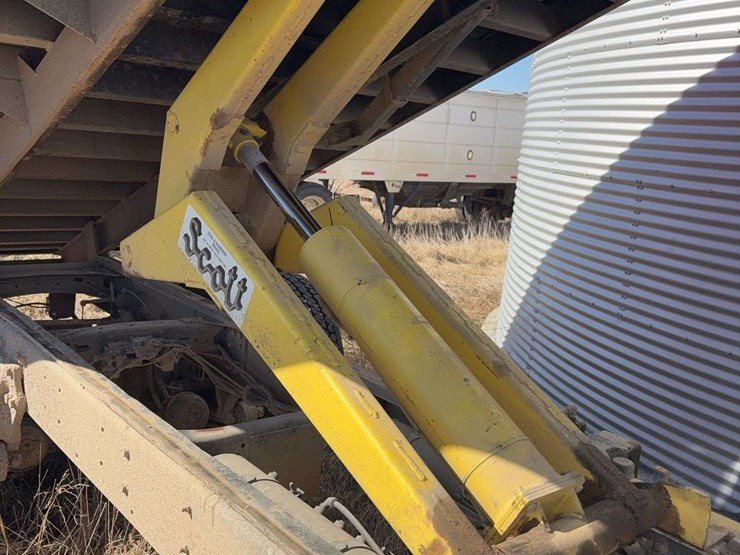 2004-freightliner-fl70-image-28