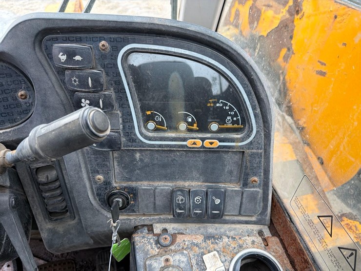 2017-jcb-525-60-image-13