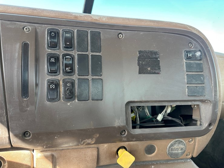 2005-mack-cv713-mixer-truck-image-13