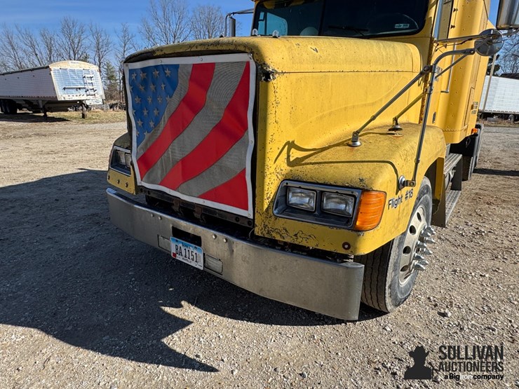 1996-freightliner-fld120-image-11