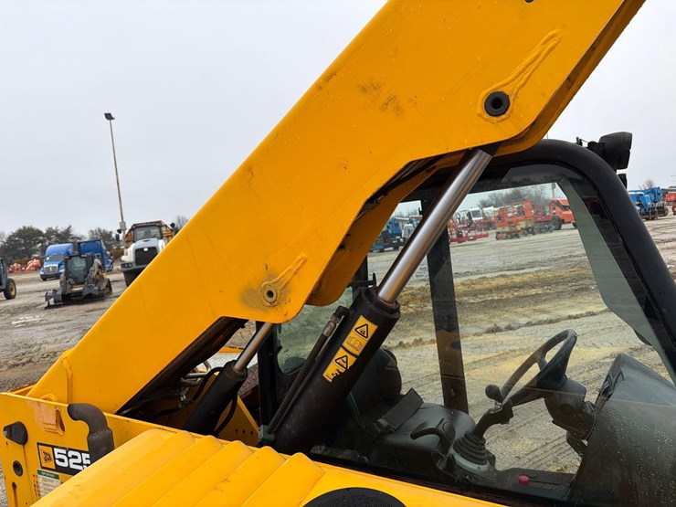 2016-jcb-525-60-image-9