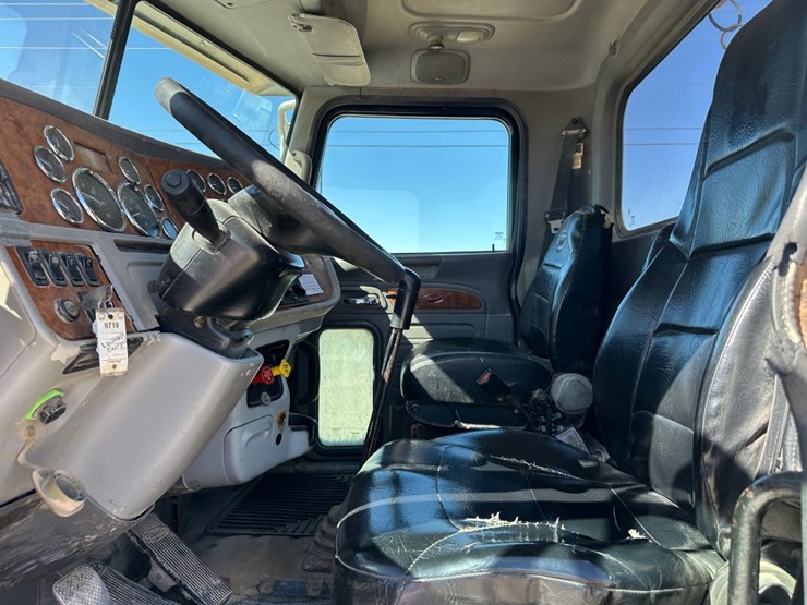 2008-peterbilt-365-image-11