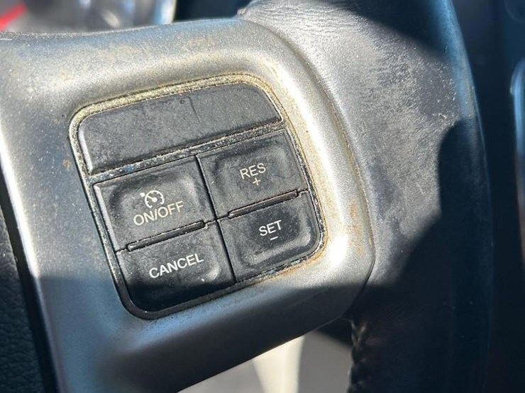 2016-chrysler-town-&-country-image-15