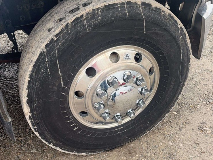 2009-freightliner-business-class-m2-106-image-21