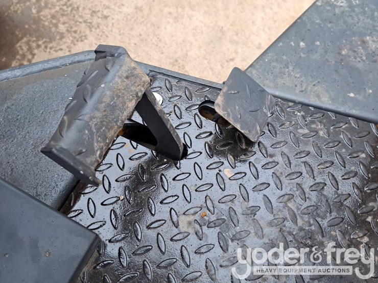 benford-6-ton-swivel-skip-dumper,-roll-bar-image-25