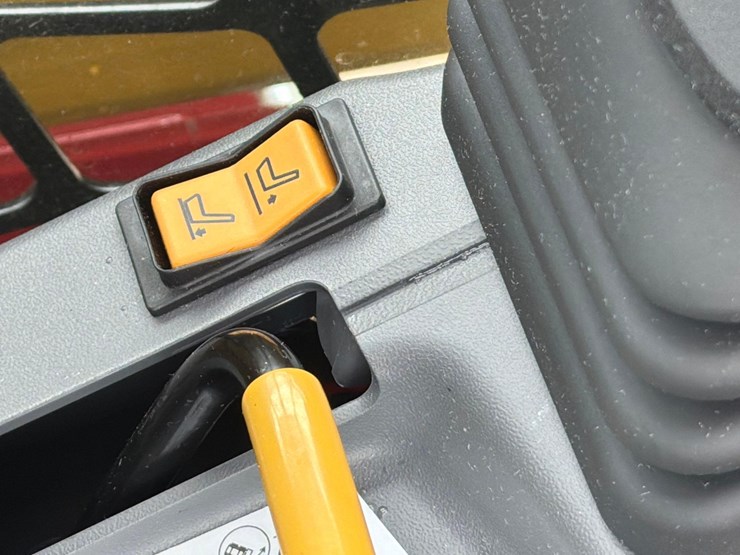 2025-caterpillar-255-image-18