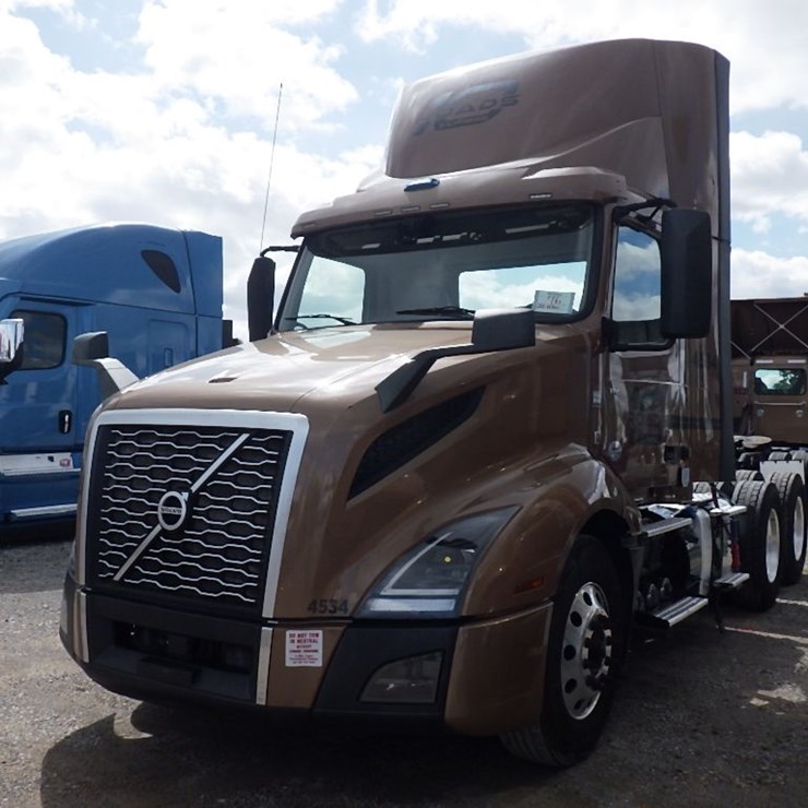 2022 VOLVO VNL300
