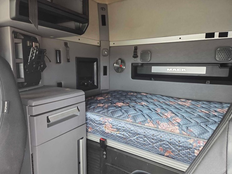 2019-mack-anthem-64t-image-7