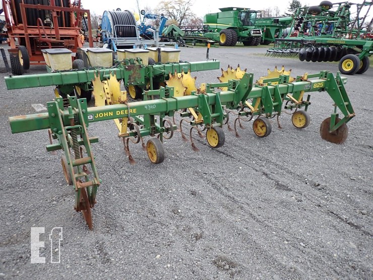 john-deere-825-image-1