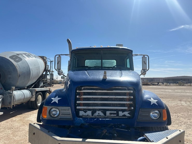 2005-mack-cv713-mixer-truck-image-2