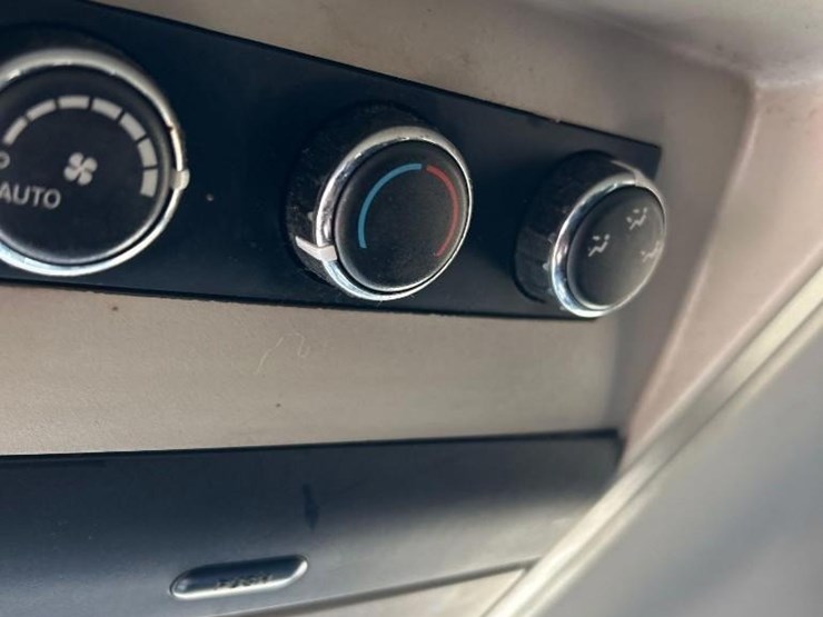 2016-chrysler-town-&-country-image-16