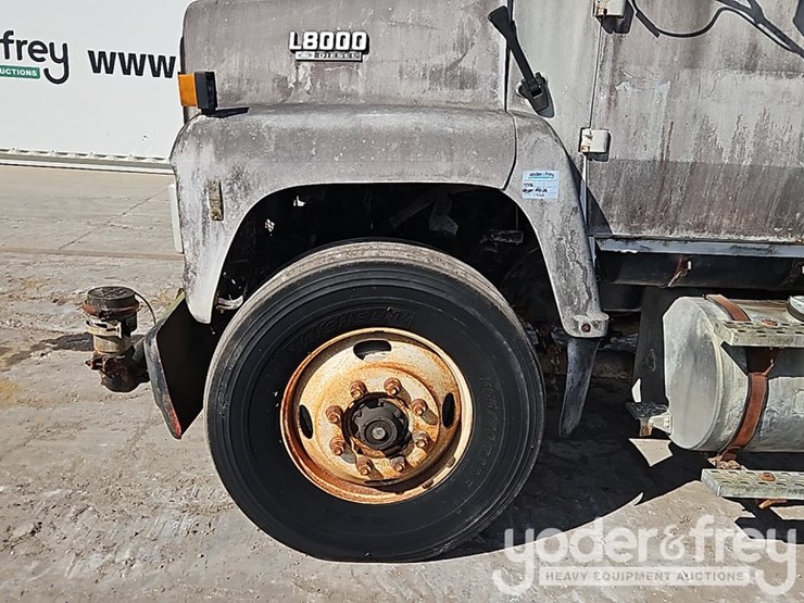 1995-ford-l8000-image-13
