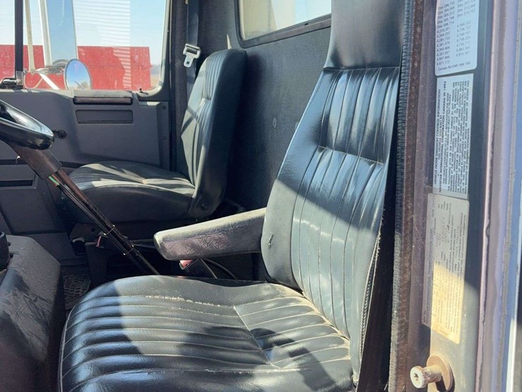 1993-international-8100-image-21