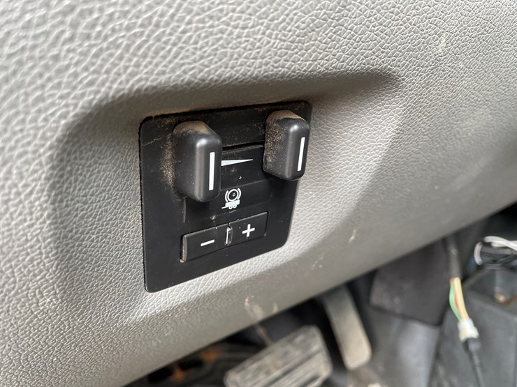 2012-chevrolet-2500hd-image-36