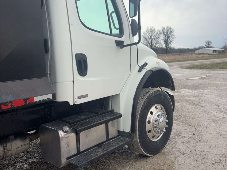 2009-freightliner-business-class-m2-106-image-19