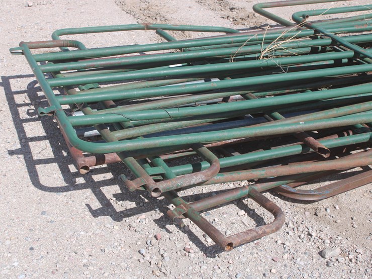 #2097-•-assortment-of-panels-and-gates-image-4