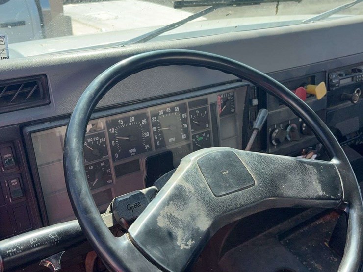 1993-international-8100-image-22