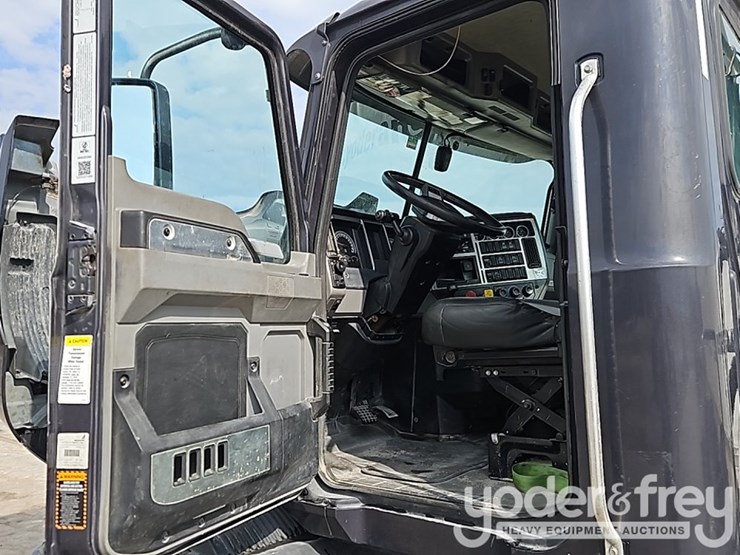 2021-mack-mack-anthem-t64-6x4-truck-tractor,-day-cab,-mp-7-425hp-diesel-engine,-automatic-m-drive-transmission-image-32