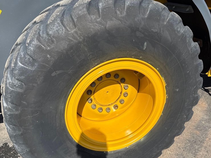 2018-deere-524k-image-16