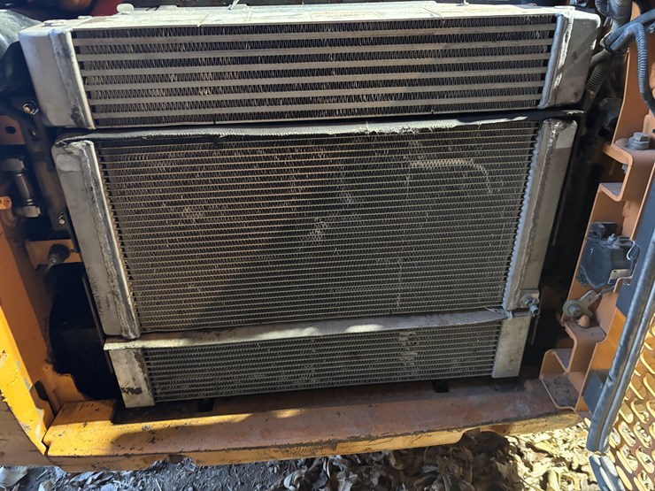 2012-case-sv300-image-39