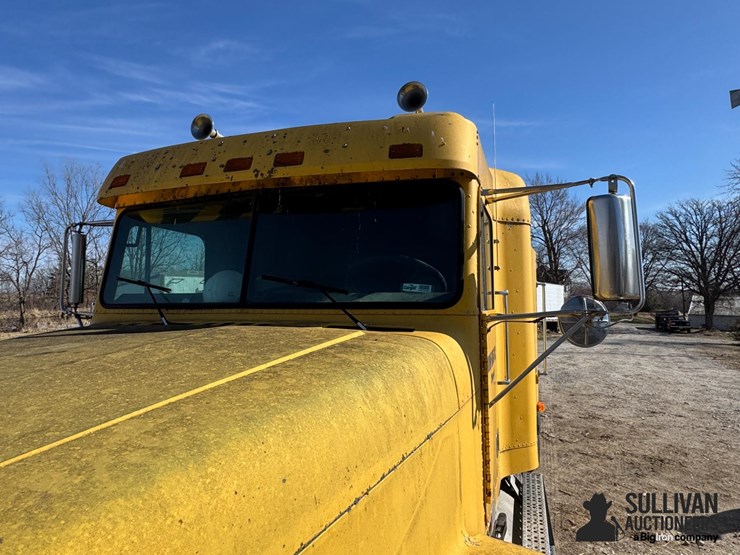 1996-freightliner-fld120-image-14