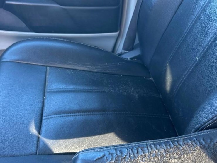 2016-chrysler-town-&-country-image-13