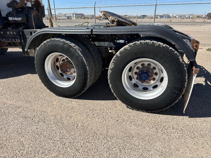 2008-peterbilt-365-image-10