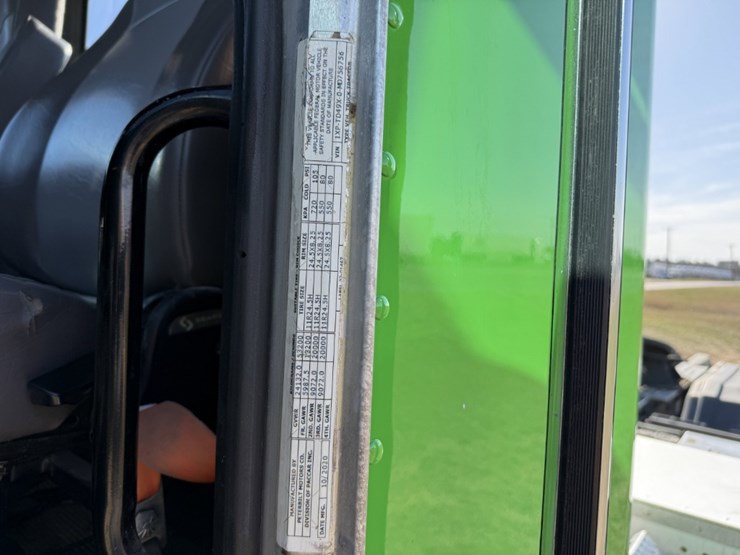 2021-peterbilt-367-image-21