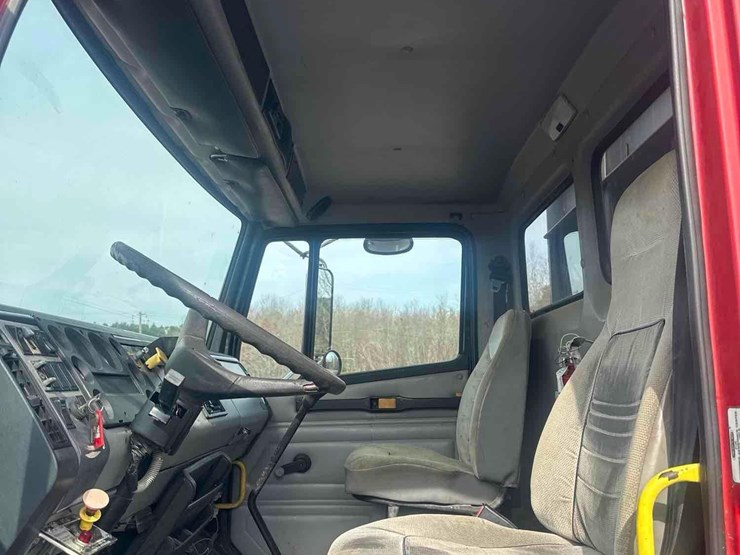 2000-freightliner-fl70-image-28