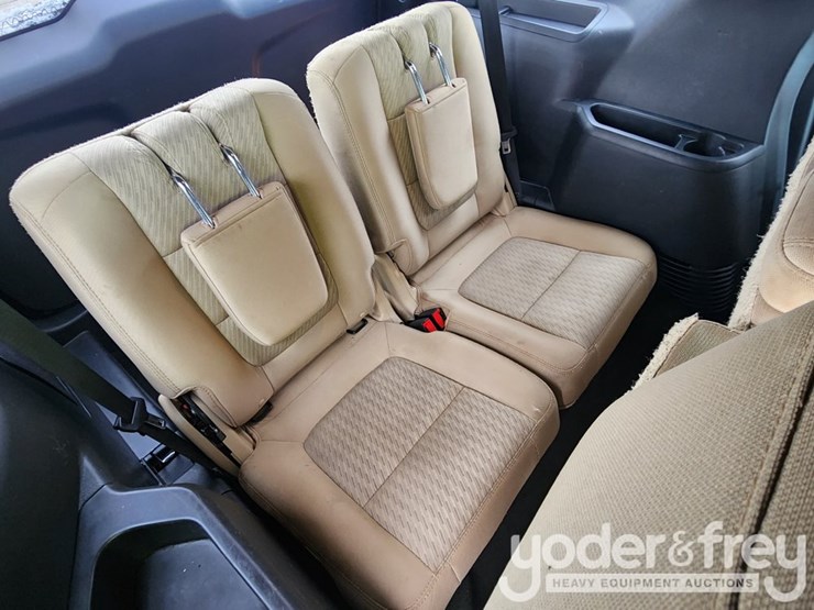 2016-ford-explorer-image-32