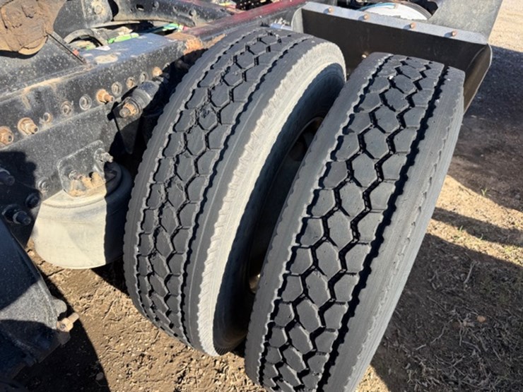 2013-freightliner-cascadia-113-image-12