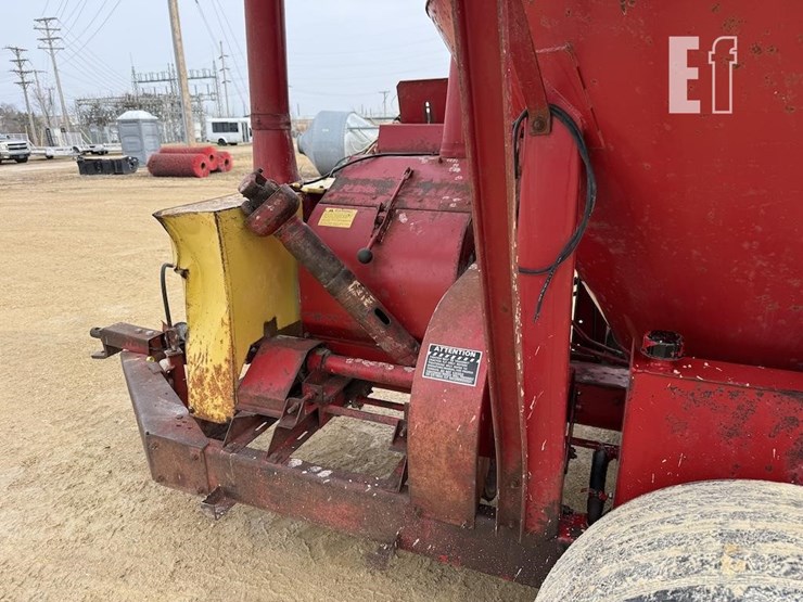 new-holland-355-image-9