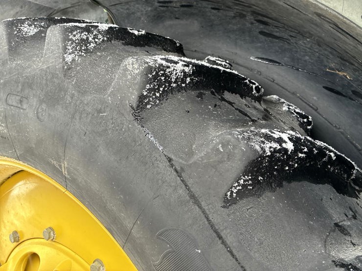 2011-john-deere-8335r-image-45