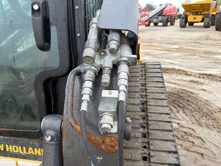 2019-new-holland-c237-image-10