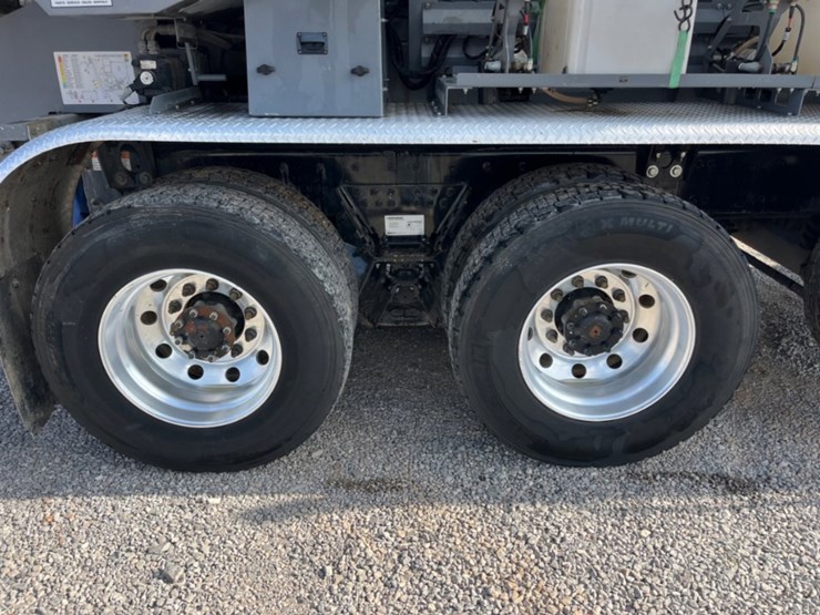 2020-freightliner-114sd-image-15