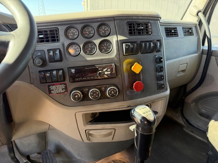 2018-peterbilt-567-image-10