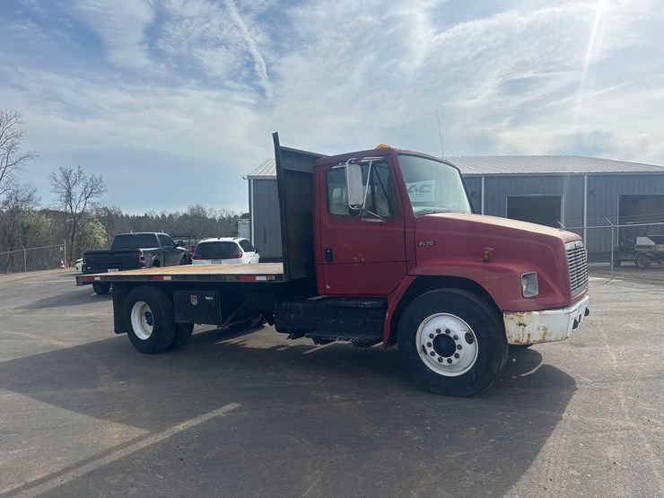 2000-freightliner-fl70-image-9