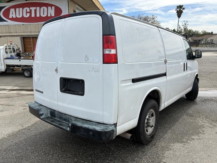 2018-chevrolet-express-2500-image-3
