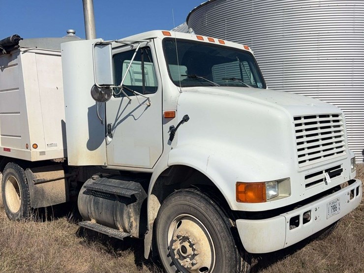 1993-international-8100-image-1