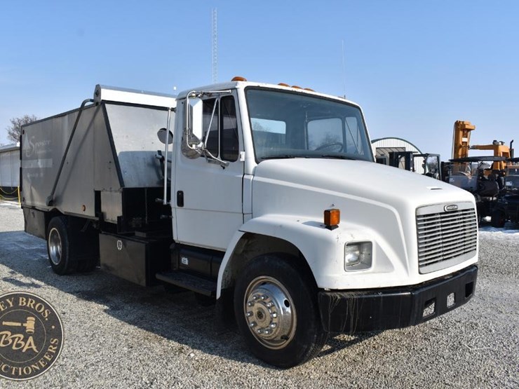 2001-freightliner-fl60-image-8
