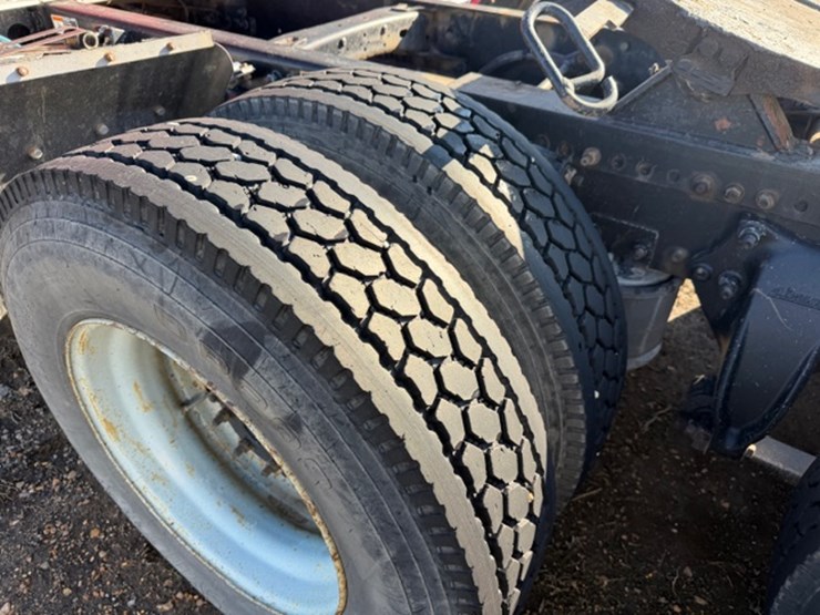 2013-freightliner-cascadia-113-image-9