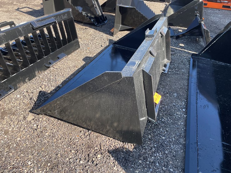 #3044-•-66"-skid-steer-bucket-with-blade-image-6