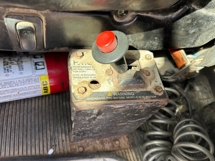 2008-peterbilt-365-image-12