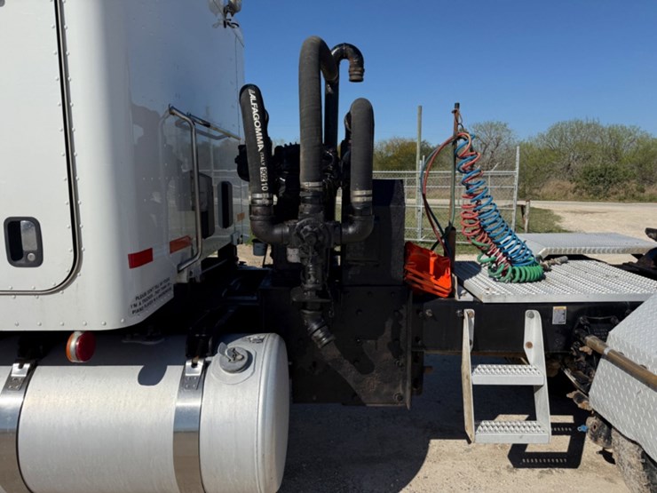 2018-peterbilt-567-image-7